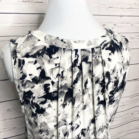 Apt 9 Sleeveless V Neck Blouse Top Size Small Black, White, & Gray Floral Print - Picture 5 of 9
